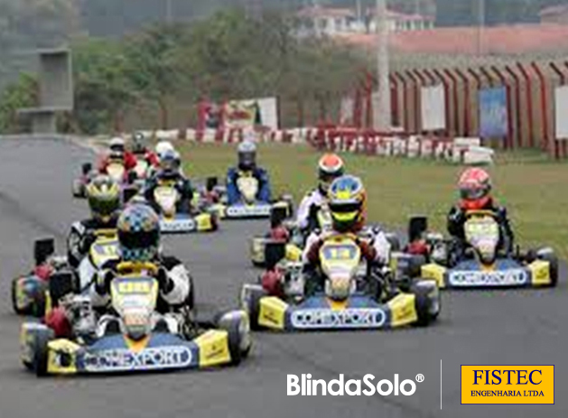 Pilotos em corrida no Kartódromo Ayrton Senna - Tatuí/SP