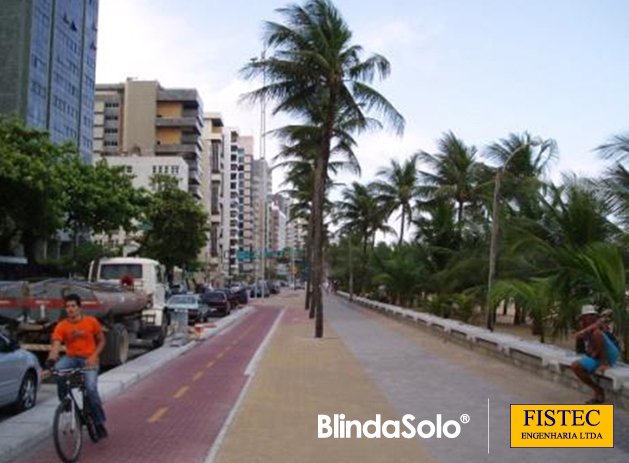 Imagem de uma Ciclovia e um Calçadão ao lado, com pedestres e ciclistas