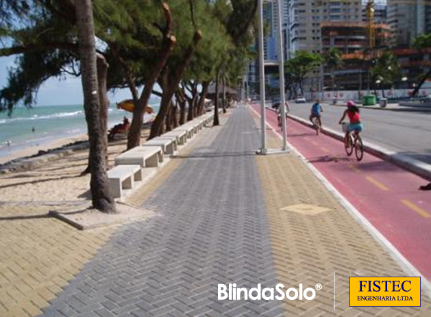 Imagem de uma Ciclovia e um Calçadão ao lado, com pedestres e ciclistas