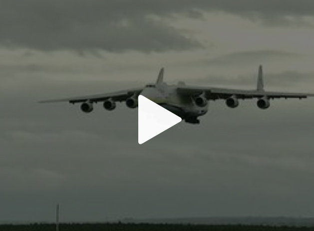 Debaixo de garoa, o maior avião do mundo, o Antonov An-225 Mriya, pousou pela primeira vez no Aeroporto Internacional de Viracopos, em Campinas (SP), às 11h02, desta segunda-feira (14), vindo de Houston, nos Estados Unidos. A aeronave mede 84 metros de comprimento, tem 88 metros de envergadura (distância entre a ponta das asas) e pesa 175 toneladas sem carga e combustível.